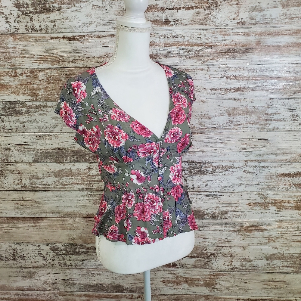 CHANCE Grey Floral V-neck Button Front Cropped Top
